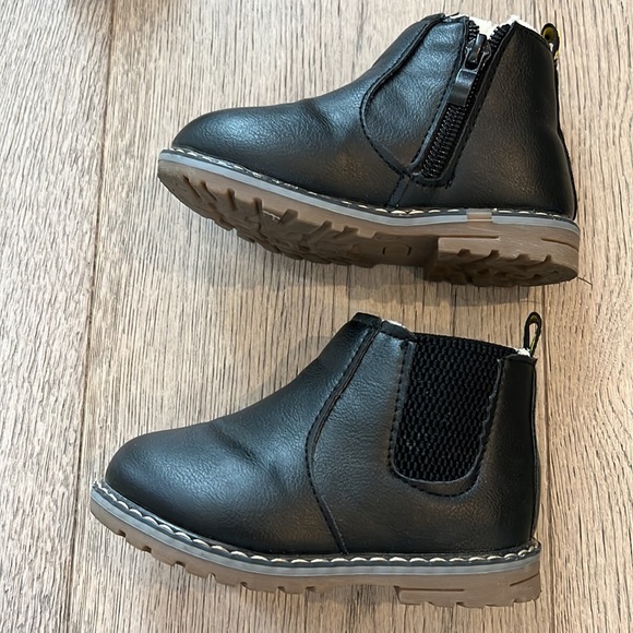Fleece lined black booties for toddler - Picture 3 of 5